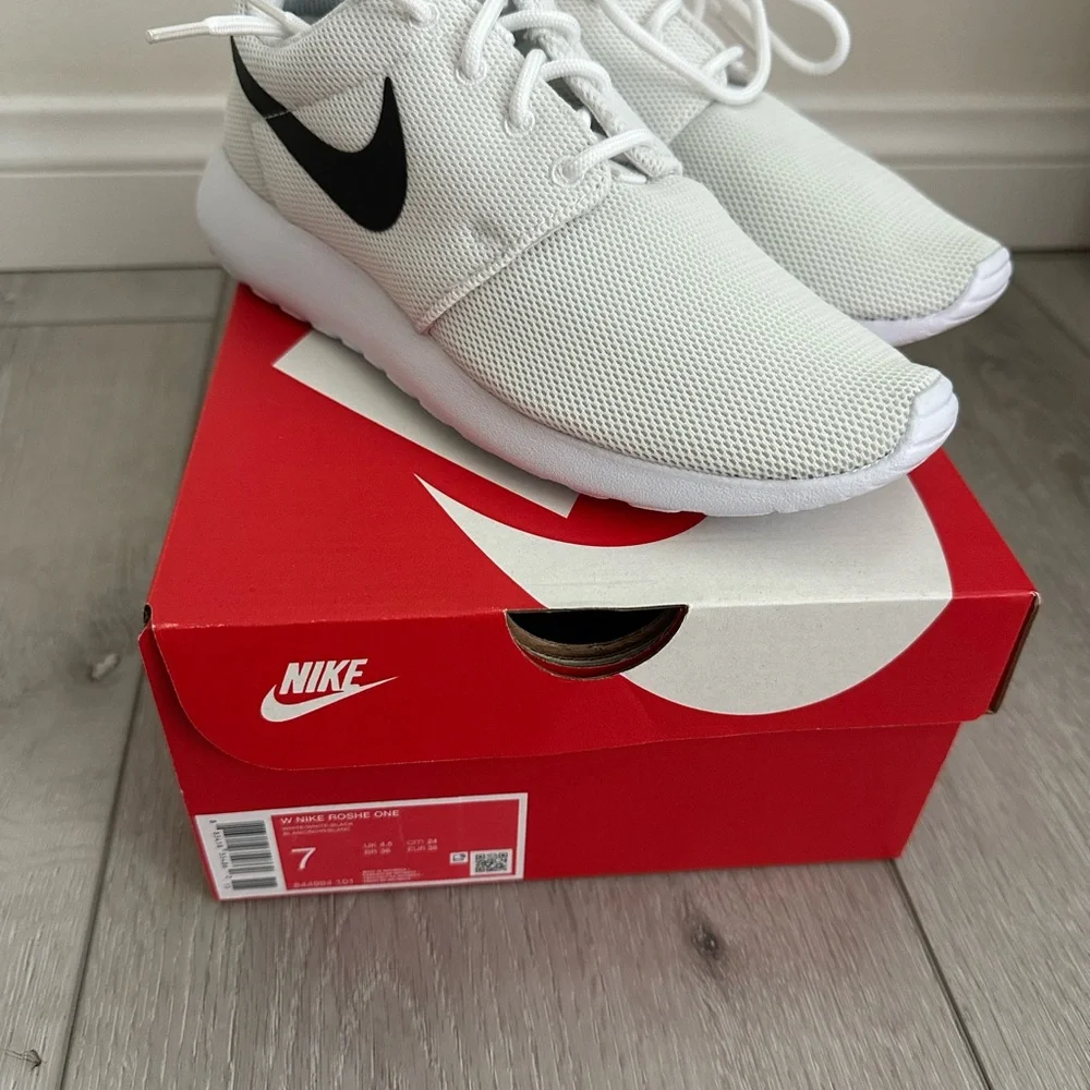 Nike Roshe One White and Black Box - Picture 5 of 6